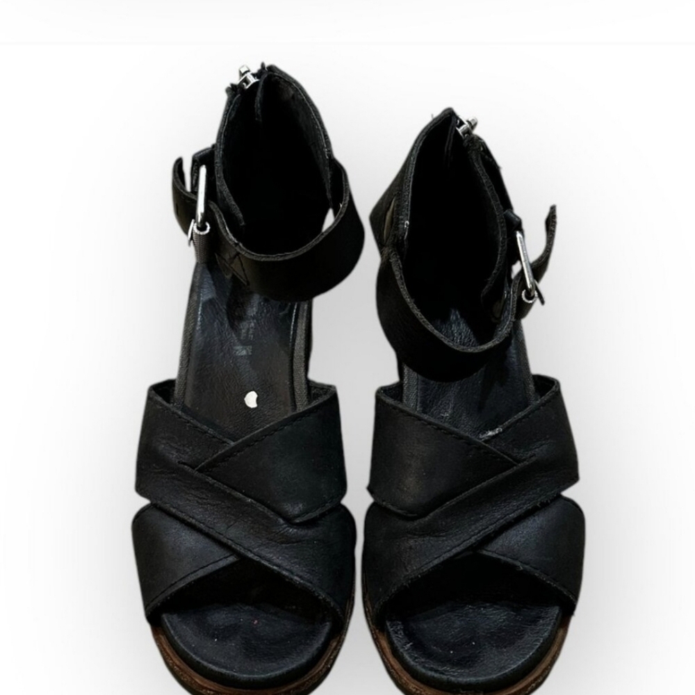 Sorel Women's Joanie II Sandals in Black Leather Buckle - Picture 4 of 6